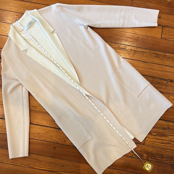 Shell pink and cream white sweater coat, with patch pockets and notched collar. - Picture 5 of 5